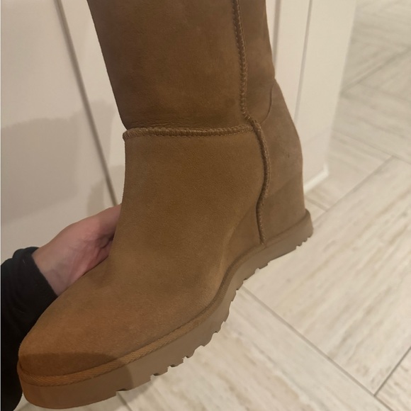 UGG Classic Femme Toggle Wedge Boot Size 9.5 - Picture 4 of 5